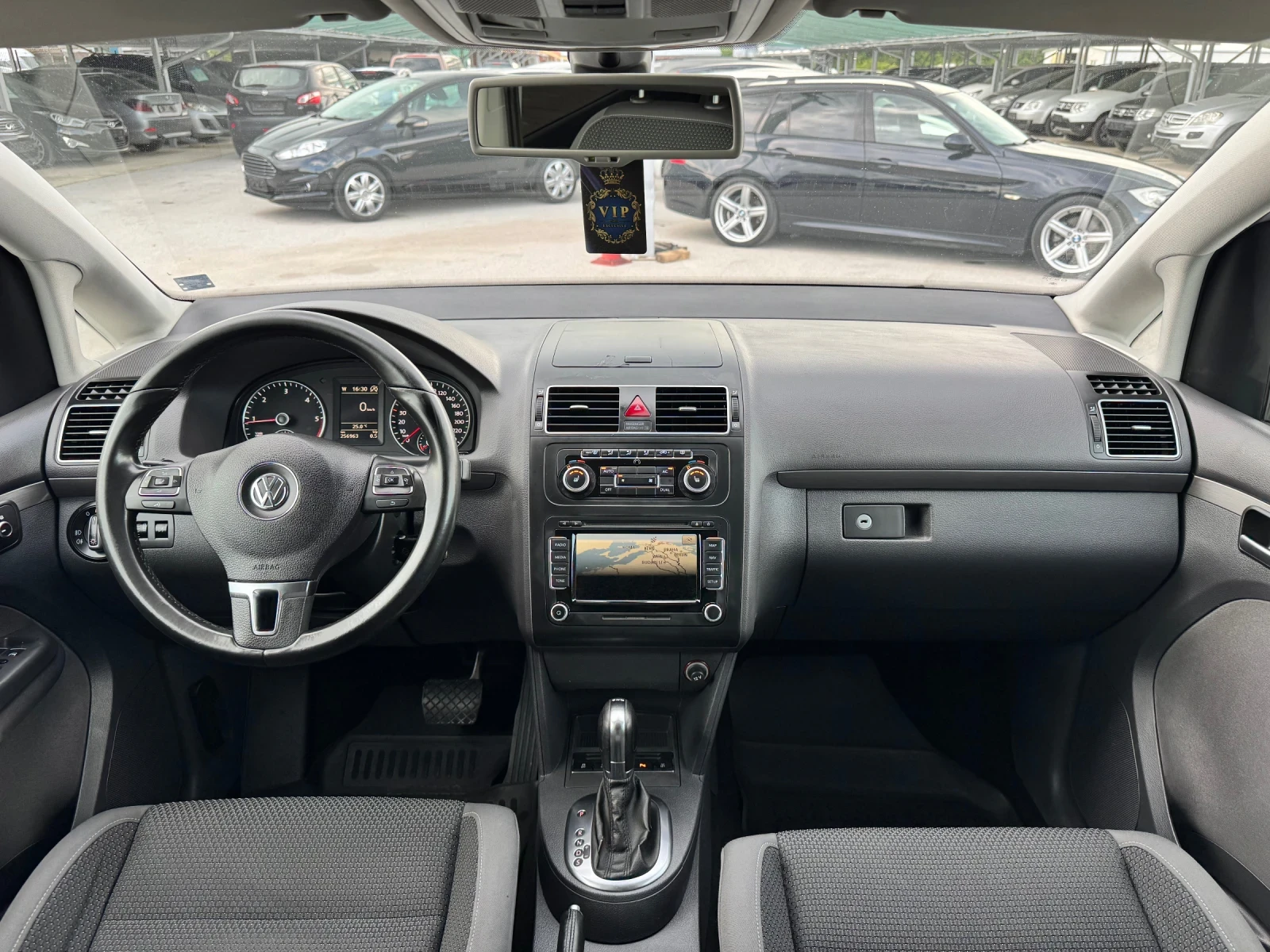 VW Touran 2.0TDI АВТОМАТ, снимка 9 - Автомобили и джипове - 56301044