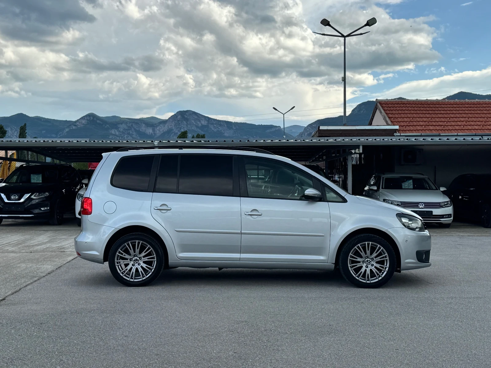 VW Touran 2.0TDI АВТОМАТ, снимка 4 - Автомобили и джипове - 56301044