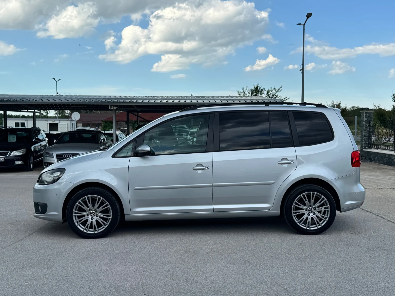 VW Touran 2.0TDI АВТОМАТ, снимка 2 - Автомобили и джипове - 56301044