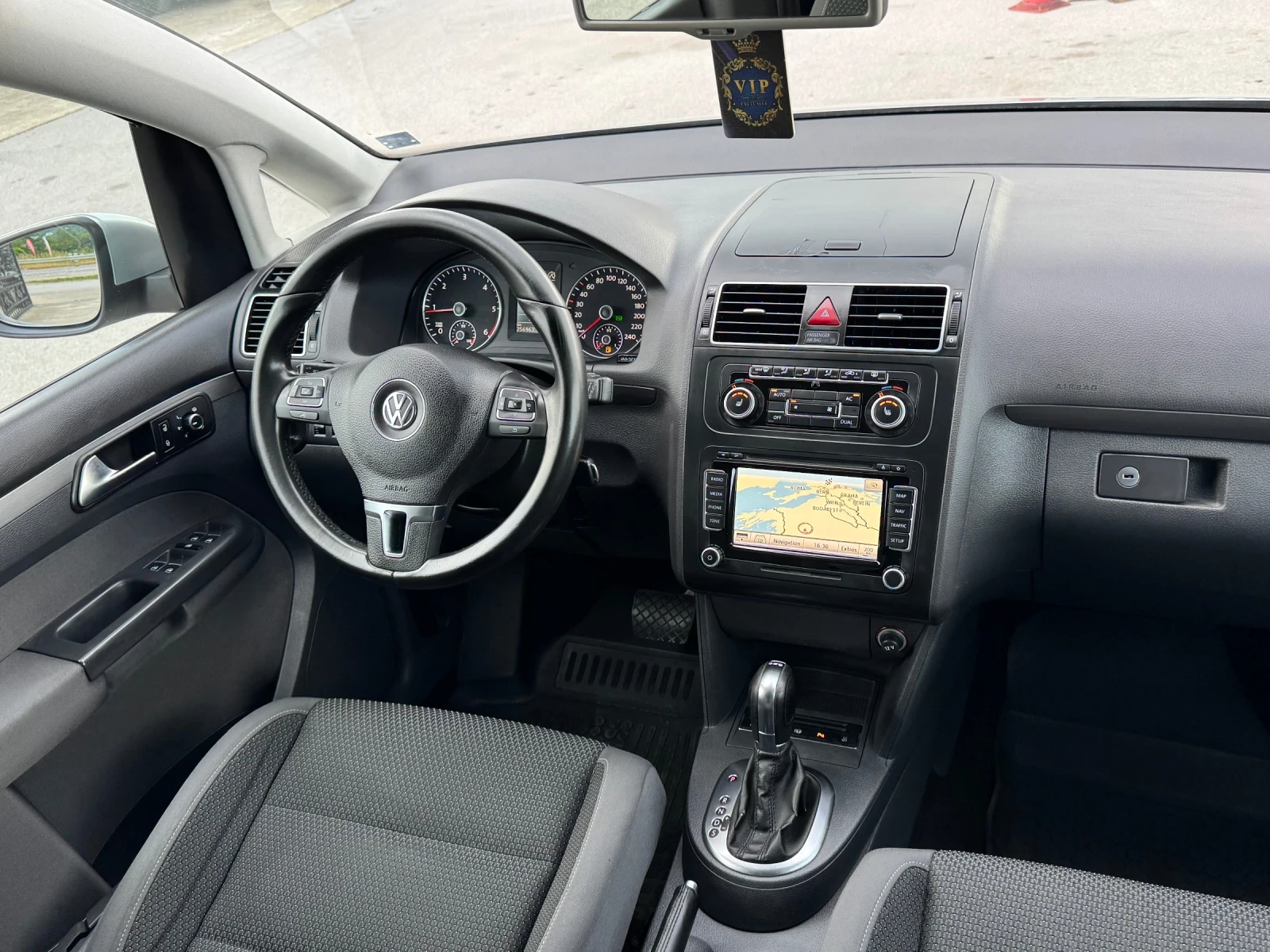 VW Touran 2.0TDI АВТОМАТ, снимка 10 - Автомобили и джипове - 56301044