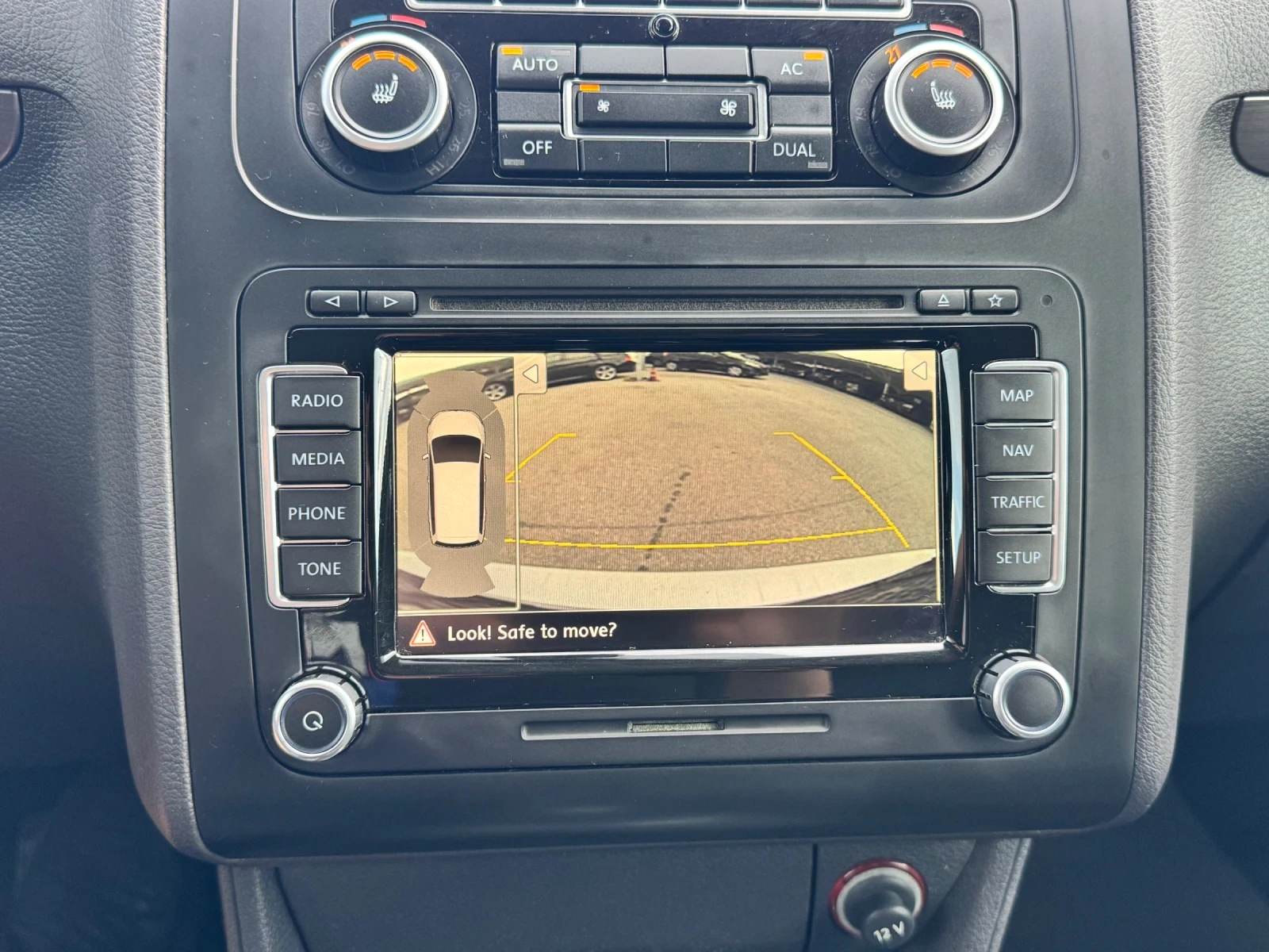 VW Touran 2.0TDI АВТОМАТ, снимка 17 - Автомобили и джипове - 56301044