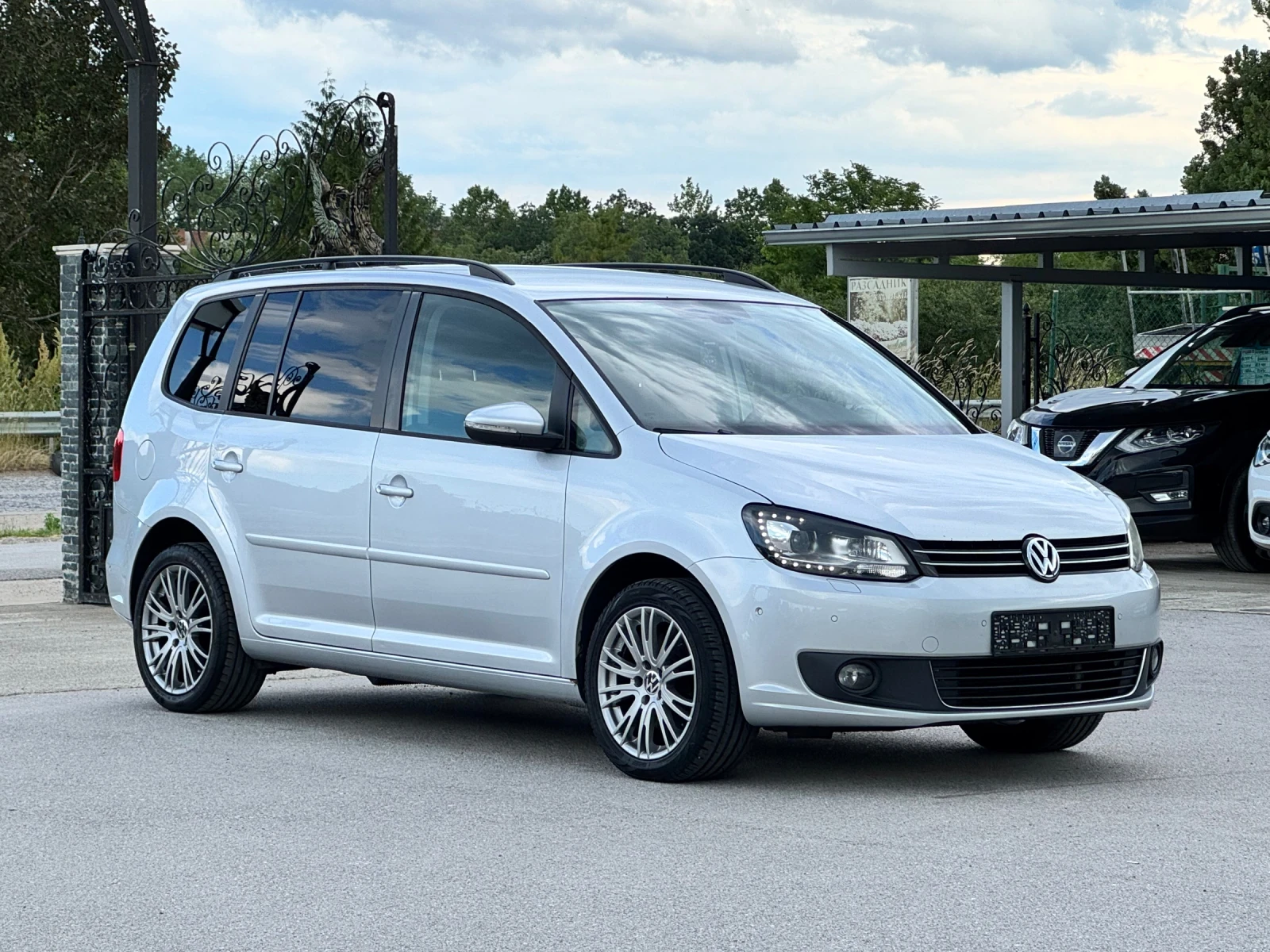 VW Touran 2.0TDI АВТОМАТ, снимка 3 - Автомобили и джипове - 56301044