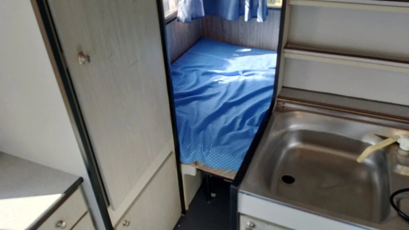 Каравана Beyerland B-380, снимка 8 - Каравани и кемпери - 52371632