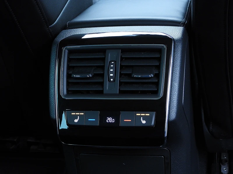 Skoda Superb 2.0ШВЕЙЦАРИЯ-ДИСТРОНИК/КОЖА/НАВИ/LANE ASSIST/BLISS, снимка 16 - Автомобили и джипове - 52643098