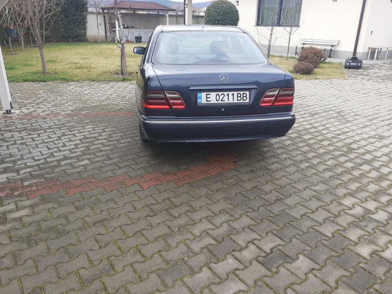 Mercedes-Benz E 220, снимка 4 - Автомобили и джипове - 53219936