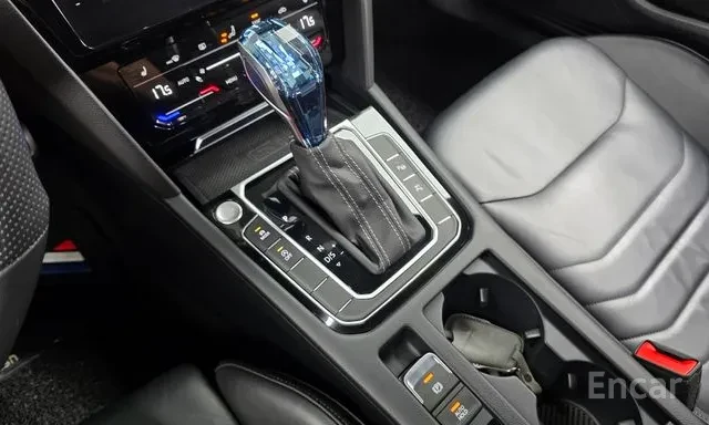 VW Arteon 2.0 TDI R-Line 4Motion* 360 камери* HUD* Люк, снимка 9 - Автомобили и джипове - 56688071