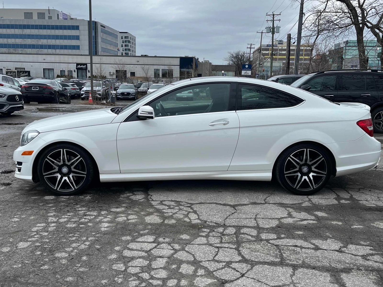 Mercedes-Benz C 350 AMG 4MATIC * ПАНОРАМА * HARMON KARDON * CARFAX * , снимка 3 - Автомобили и джипове - 54100383