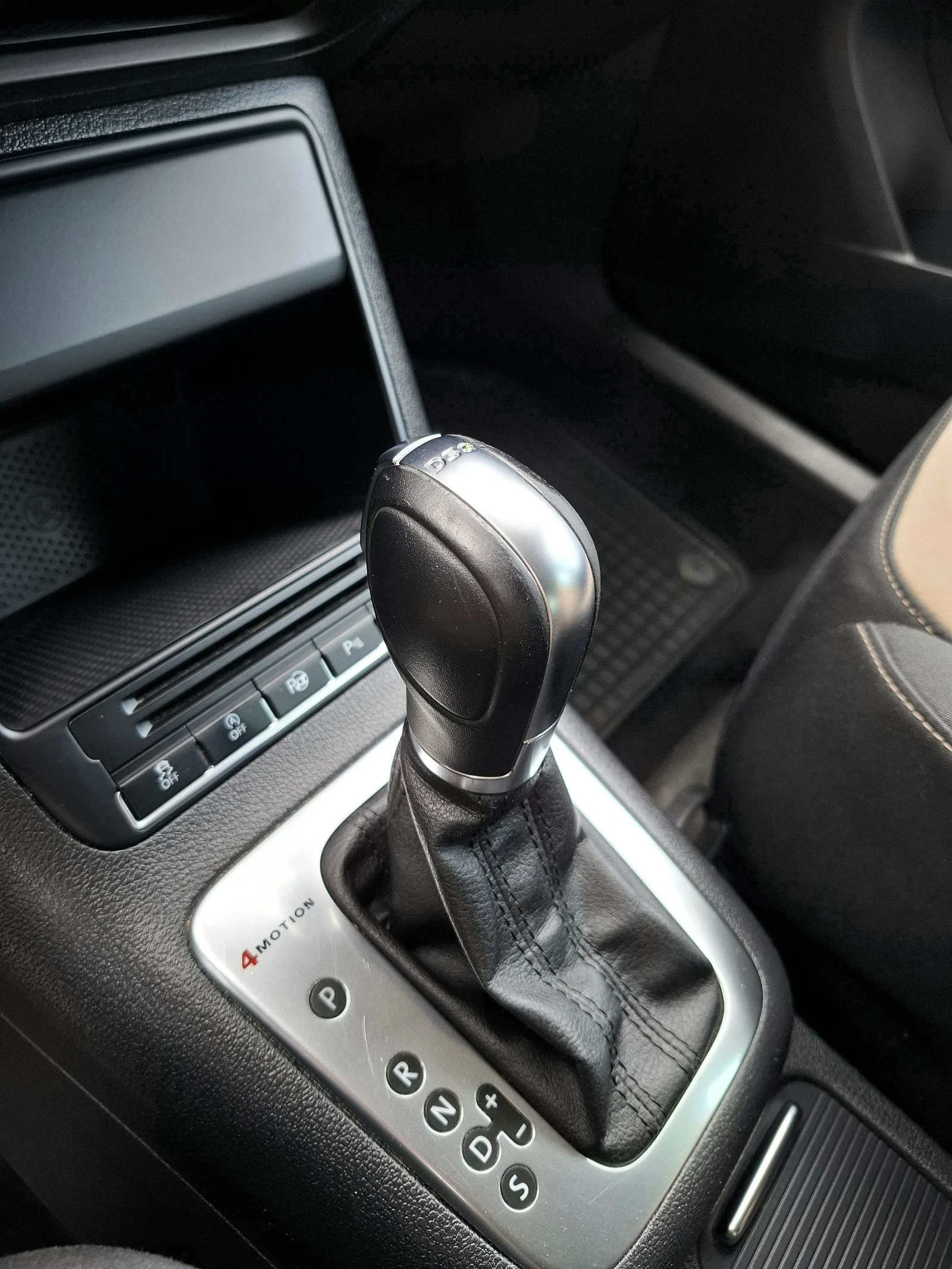 VW Tiguan 2.0 TDI DSG 4x4 facelift, снимка 12 - Автомобили и джипове - 54812482