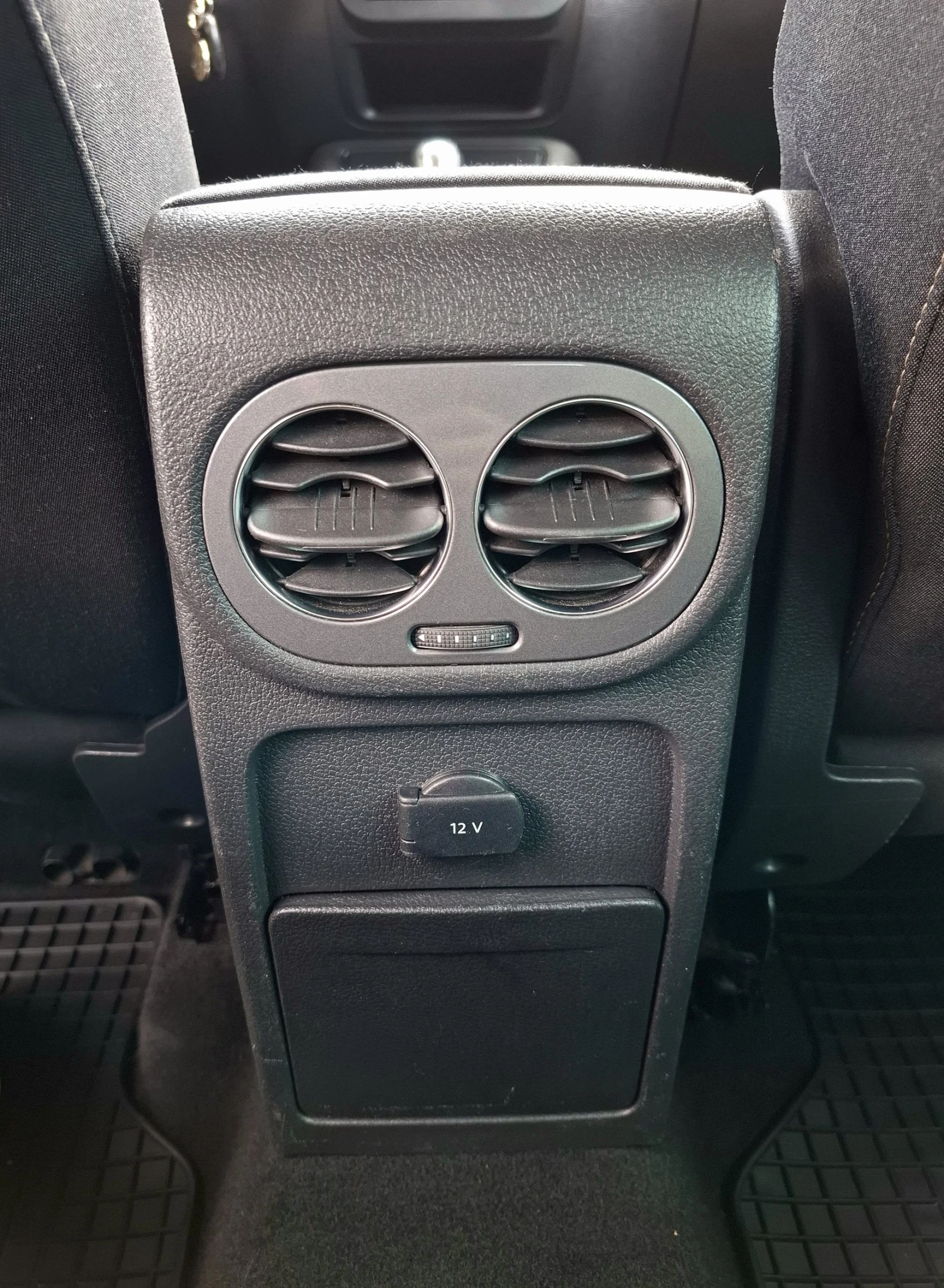 VW Tiguan 2.0 TDI DSG 4x4 facelift, снимка 13 - Автомобили и джипове - 54812482