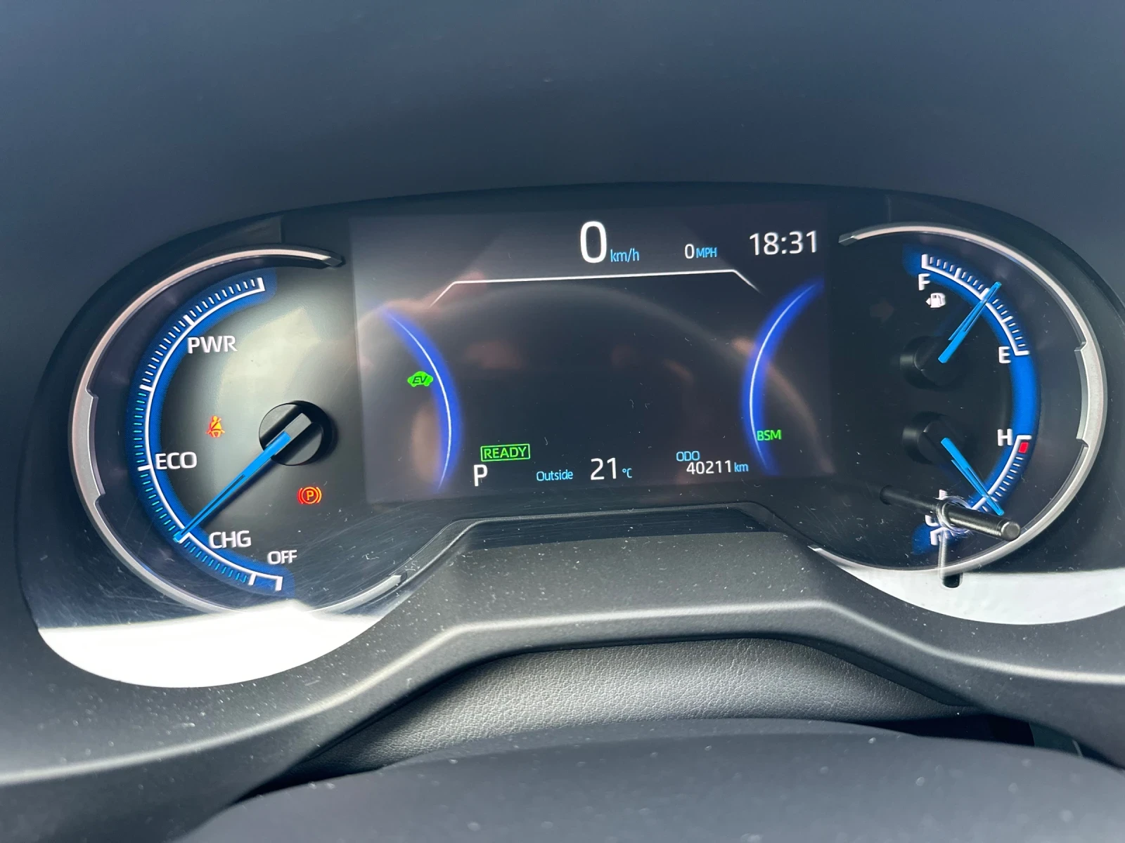 Toyota Rav4 SE Hybrid , снимка 12 - Автомобили и джипове - 54947222