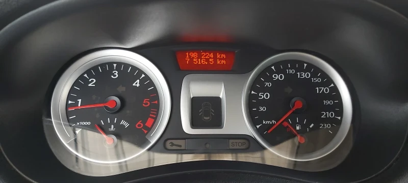 Renault Clio 1.5 DCI, снимка 10 - Автомобили и джипове - 48276756