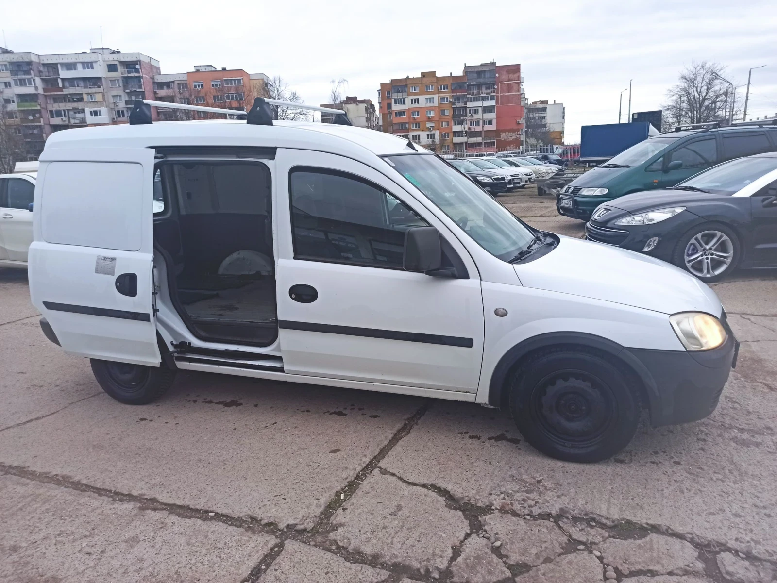 Opel Combo 1.3, снимка 4 - Автомобили и джипове - 54032570