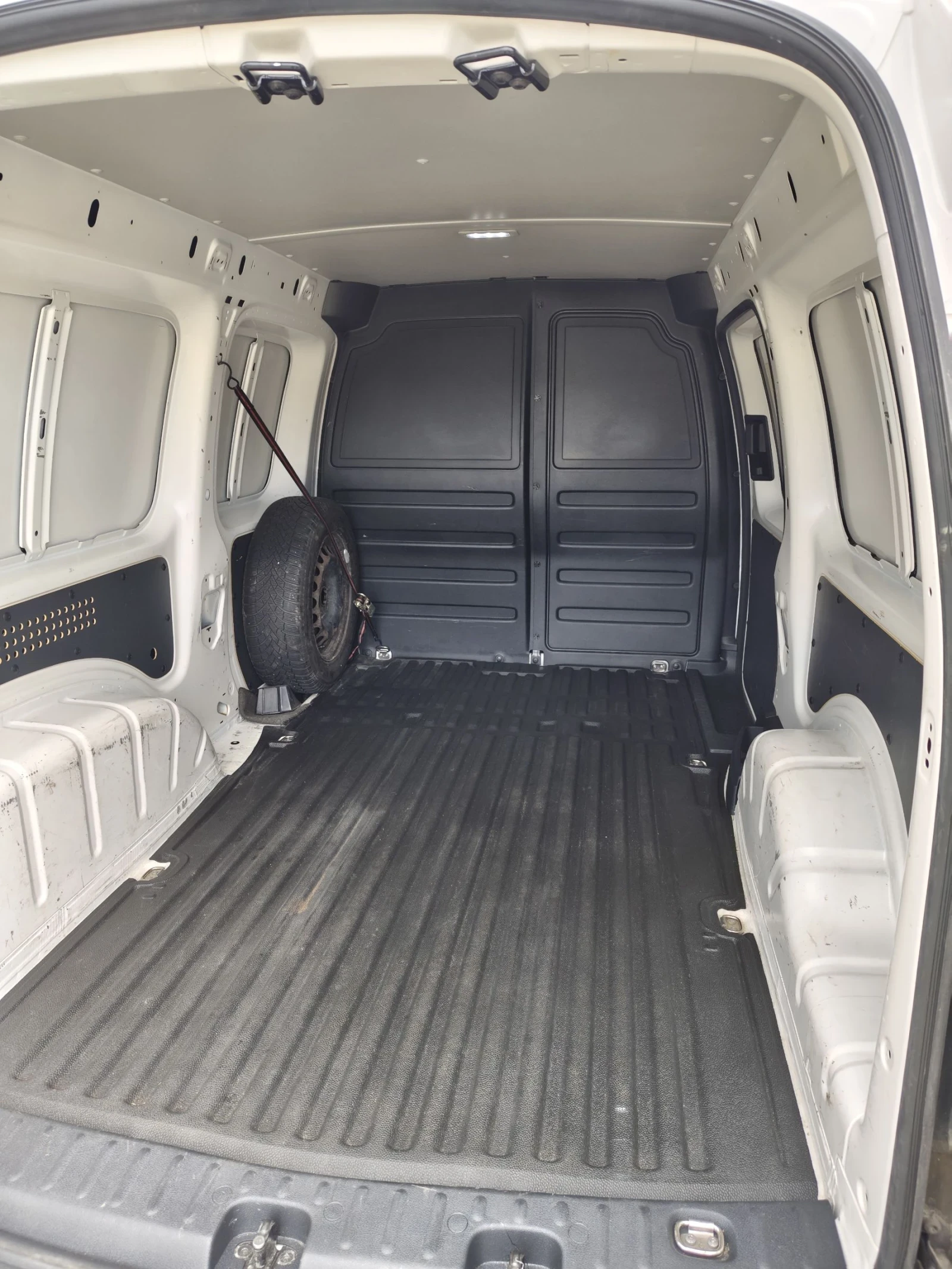 VW Caddy 1.4 TGI MAXI метан, снимка 11 - Автомобили и джипове - 54456969