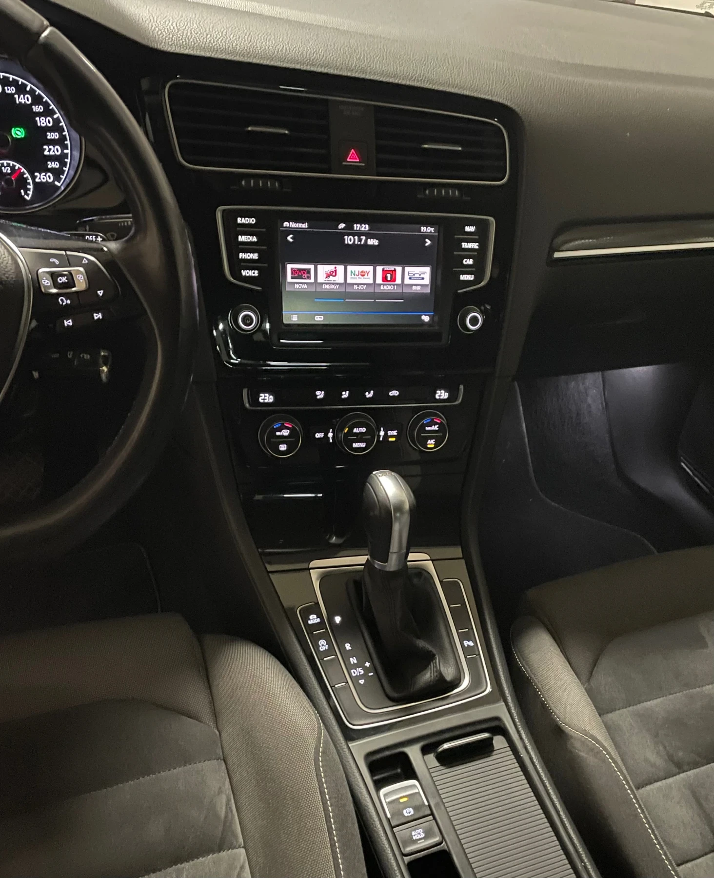 VW Golf TDI 110kc Automatic Full LED Parktronic , снимка 13 - Автомобили и джипове - 54526546