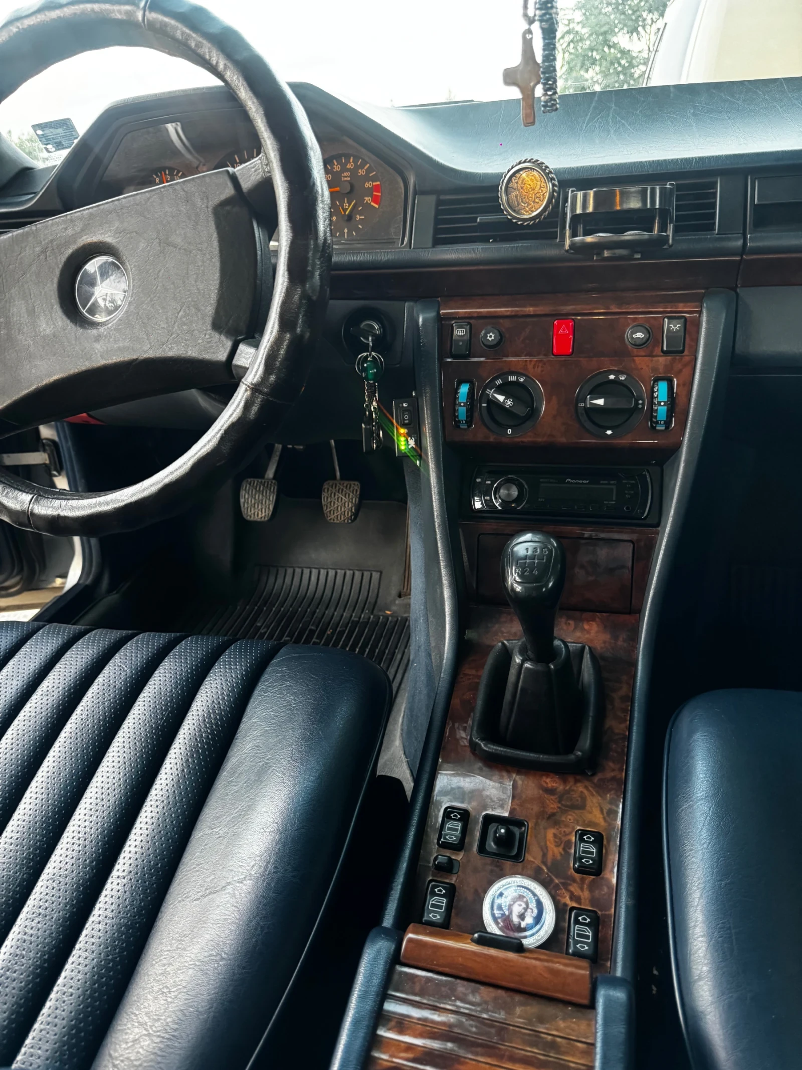 Mercedes-Benz 124 E200, снимка 9 - Автомобили и джипове - 54812019