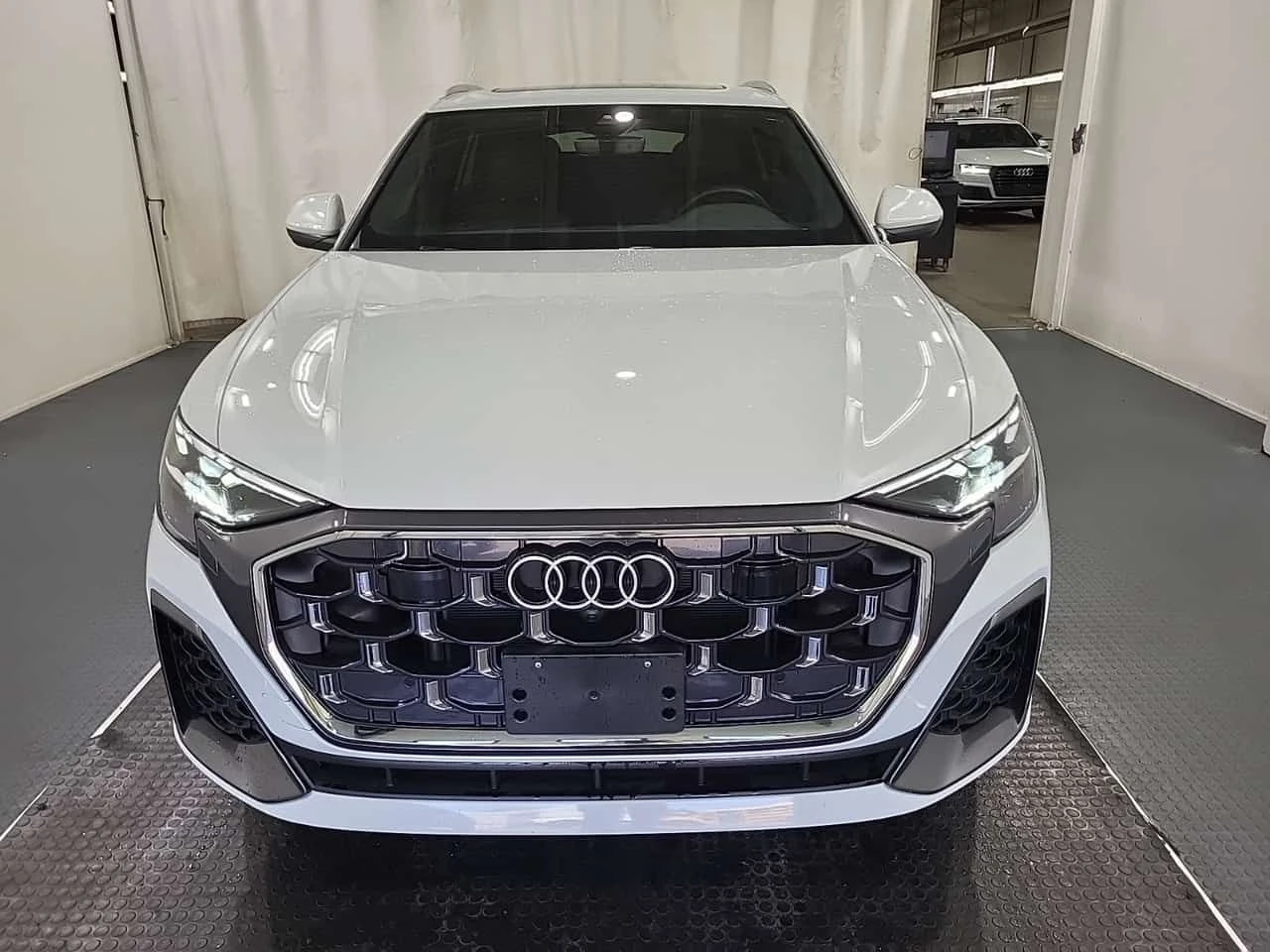 Audi Q8 FACELIFT/360/DIS/MATRIX/АВТОКРЕДИТ, снимка 15 - Автомобили и джипове - 54787462