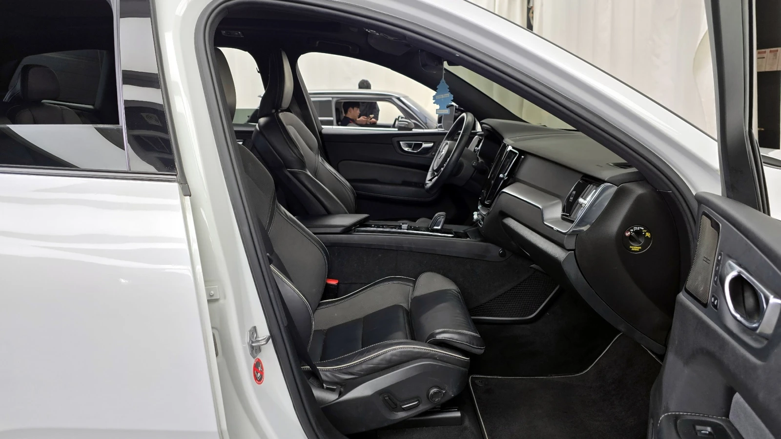 Volvo XC60 T8 R-Design Plug-in Hybrid, снимка 10 - Автомобили и джипове - 56073866