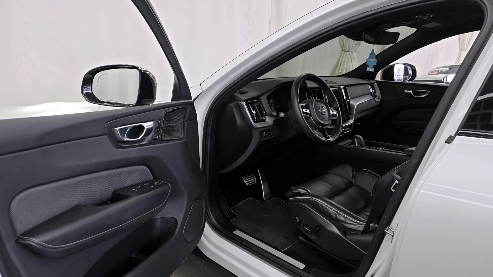 Volvo XC60 T8 R-Design Plug-in Hybrid, снимка 9 - Автомобили и джипове - 56073866