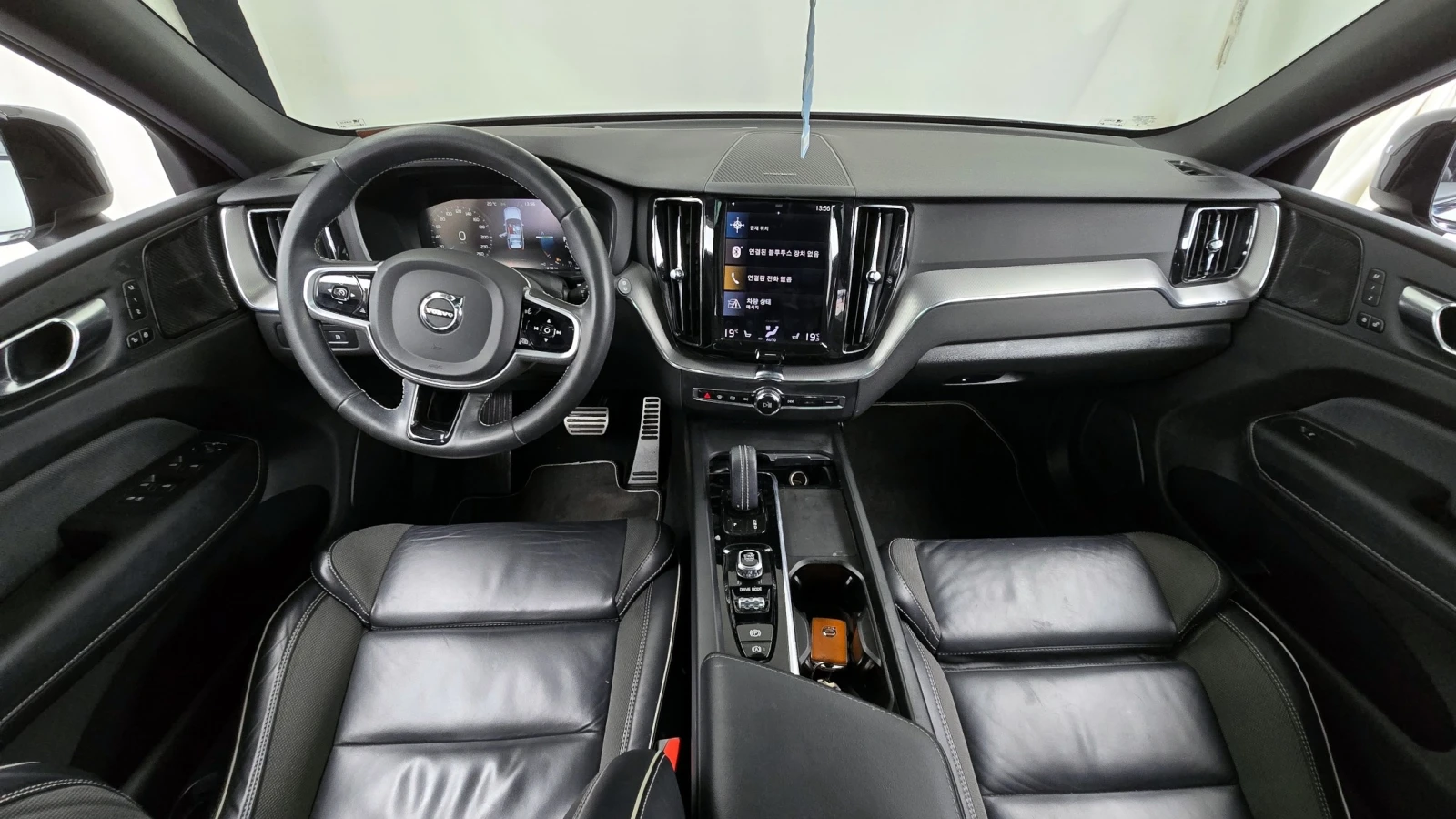 Volvo XC60 T8 R-Design Plug-in Hybrid, снимка 6 - Автомобили и джипове - 56073866