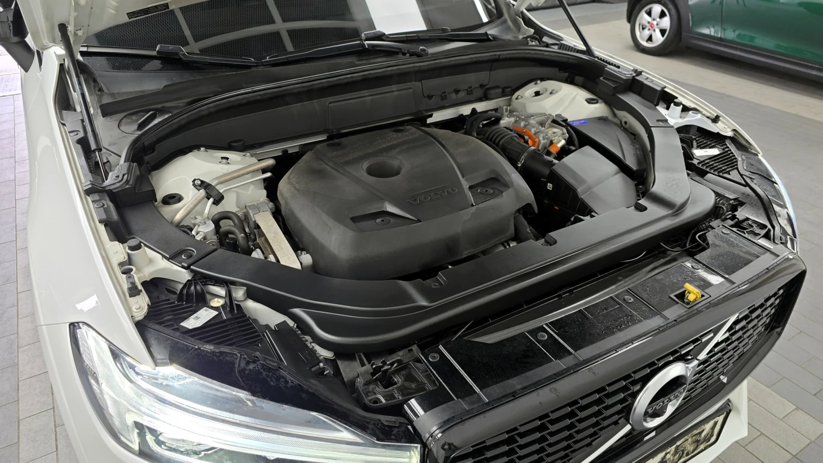 Volvo XC60 T8 R-Design Plug-in Hybrid, снимка 5 - Автомобили и джипове - 56073866