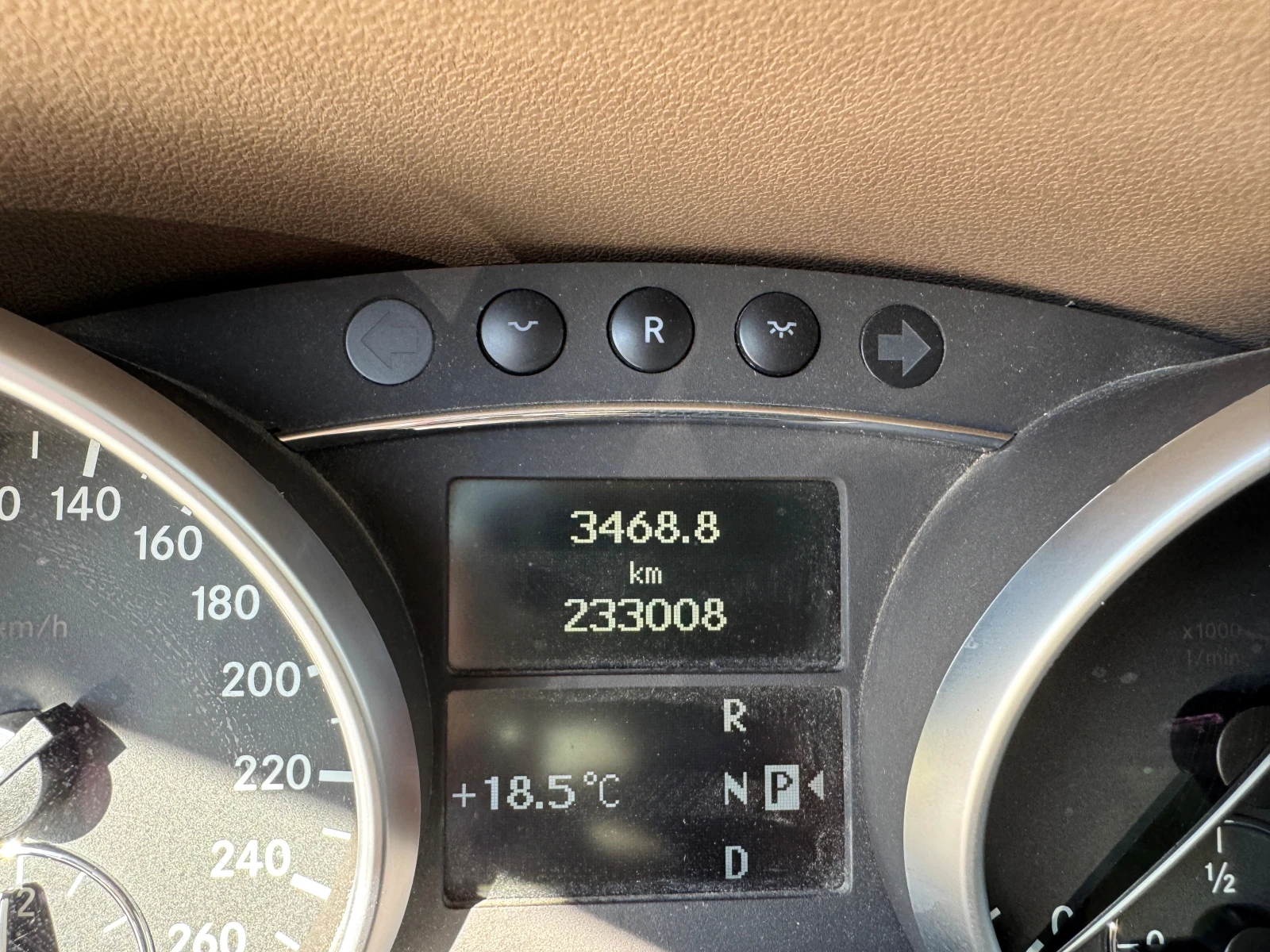 Mercedes-Benz ML 320, снимка 9 - Автомобили и джипове - 56457244