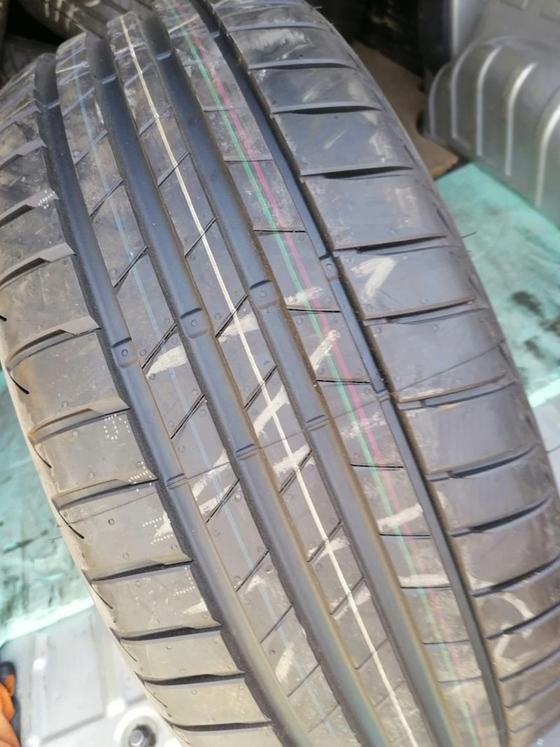 Гуми Летни 225/40R19, снимка 2 - Гуми и джанти - 29597929