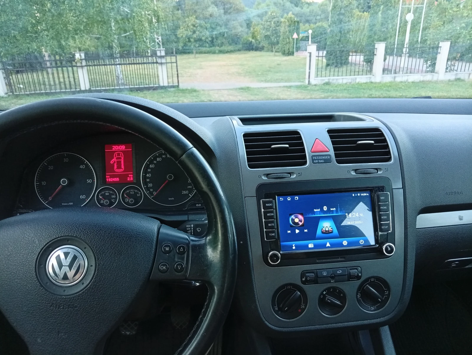 VW Golf 1.9 TDI * КЛИМАТИК * РЕГИСТРАЦИЯ * , снимка 12 - Автомобили и джипове - 55695346
