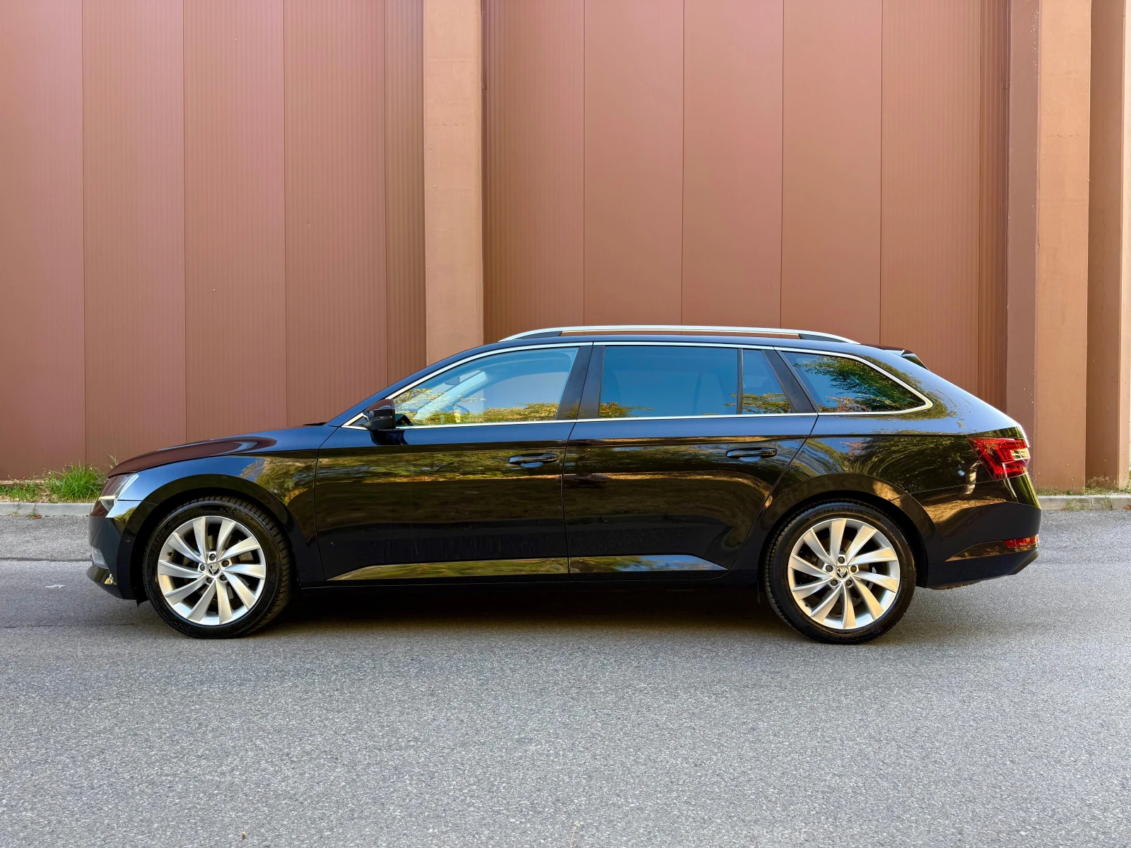 Skoda Superb 190к.с.4x4 DISTRONIC KEYLESS ОБДУХВАНЕ ГАРАНЦИЯ, снимка 2 - Автомобили и джипове - 56113361