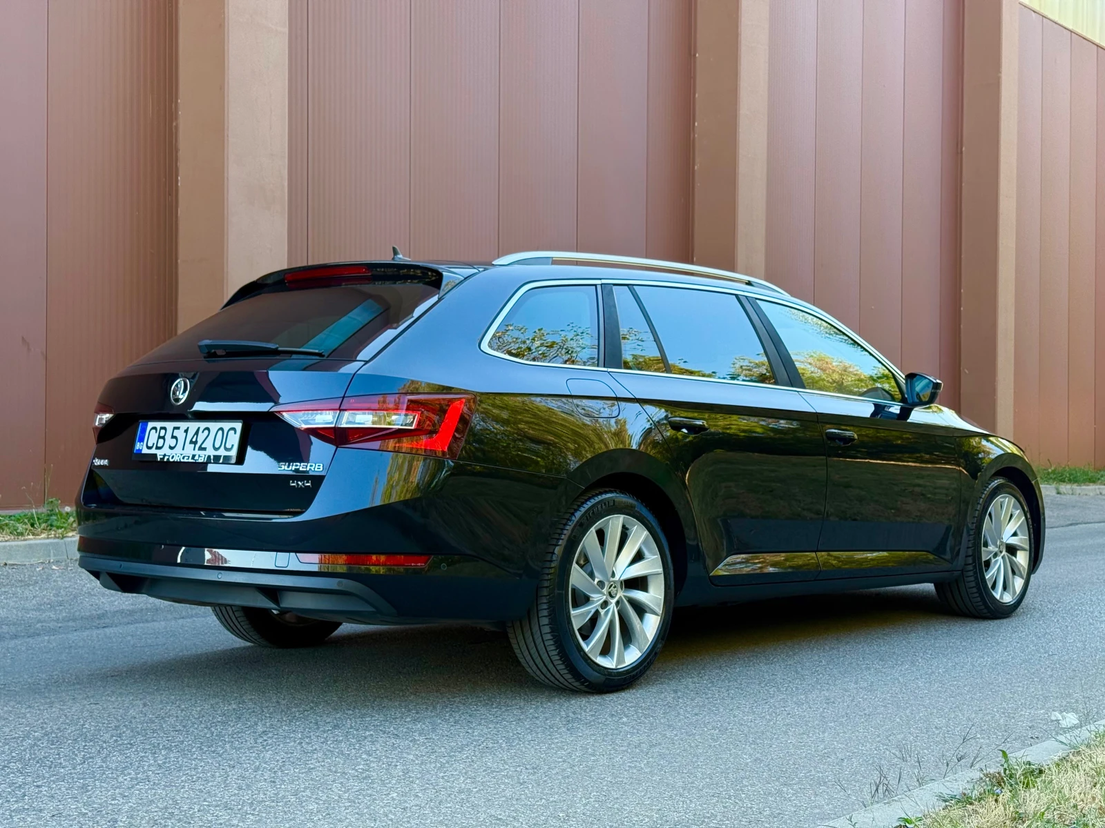 Skoda Superb 190к.с.4x4 DISTRONIC KEYLESS ОБДУХВАНЕ ГАРАНЦИЯ, снимка 4 - Автомобили и джипове - 56113361