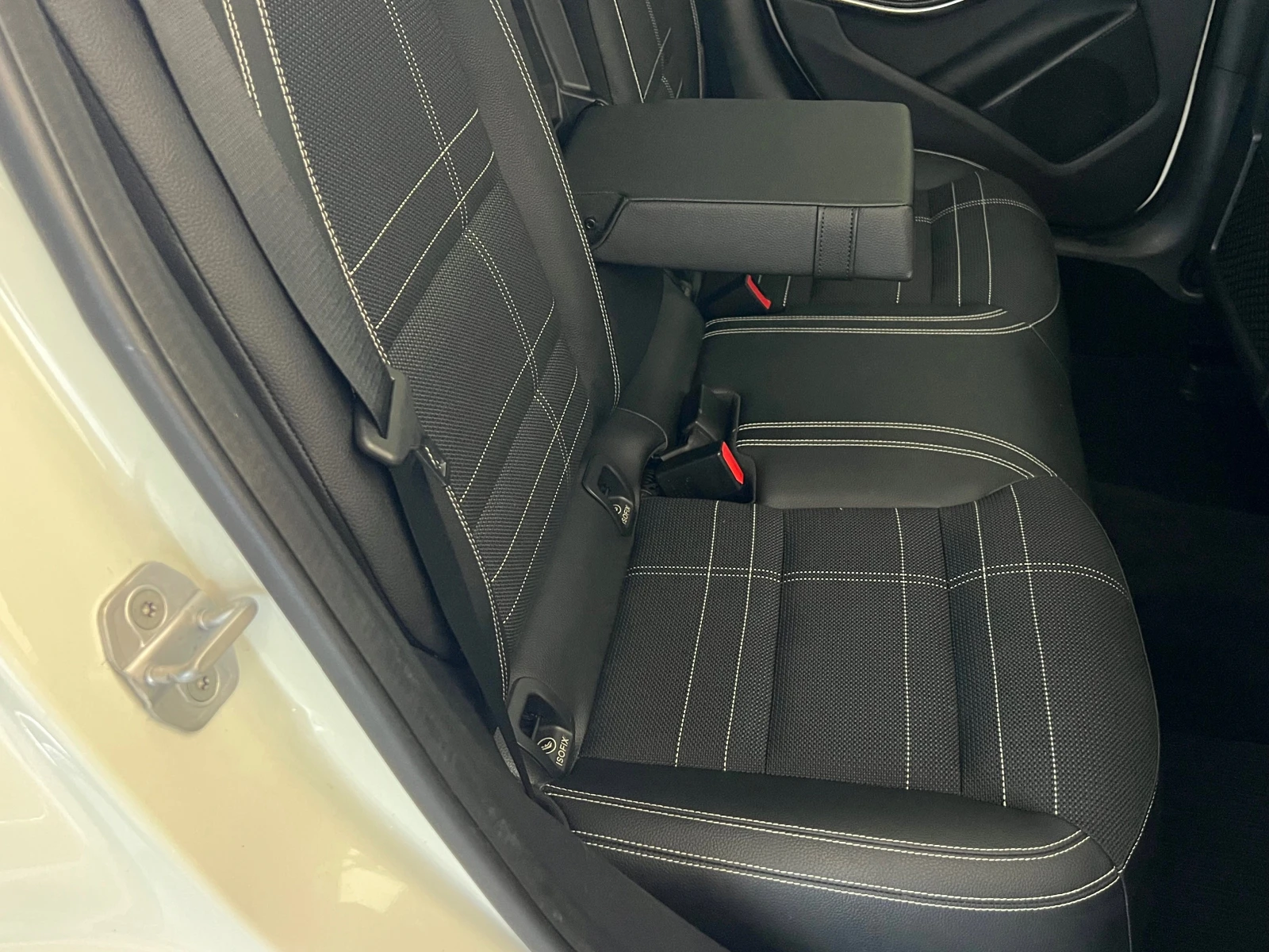 Mercedes-Benz GLA 200 d, SPORT EDITION-NIGHT-PACK-FULL SERV. MB-KATO HOB, снимка 16 - Автомобили и джипове - 54819942
