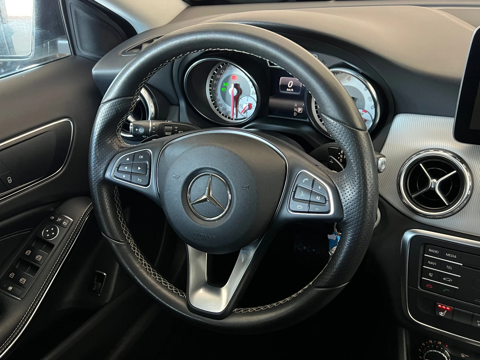 Mercedes-Benz GLA 200 d, SPORT EDITION-NIGHT-PACK-FULL SERV. MB-KATO HOB, снимка 12 - Автомобили и джипове - 54819942