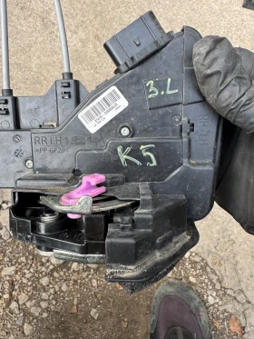 Kia K5 2018г задна лява машинка централно заключване, снимка 2