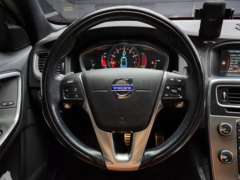 Volvo S60, снимка 13 - Автомобили и джипове - 56356243