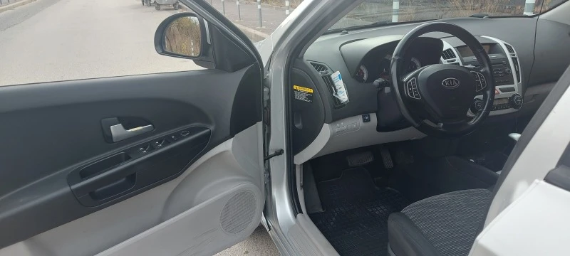 Kia Ceed SW 2.0- Автоматик, Газ, снимка 9 - Автомобили и джипове - 48371939