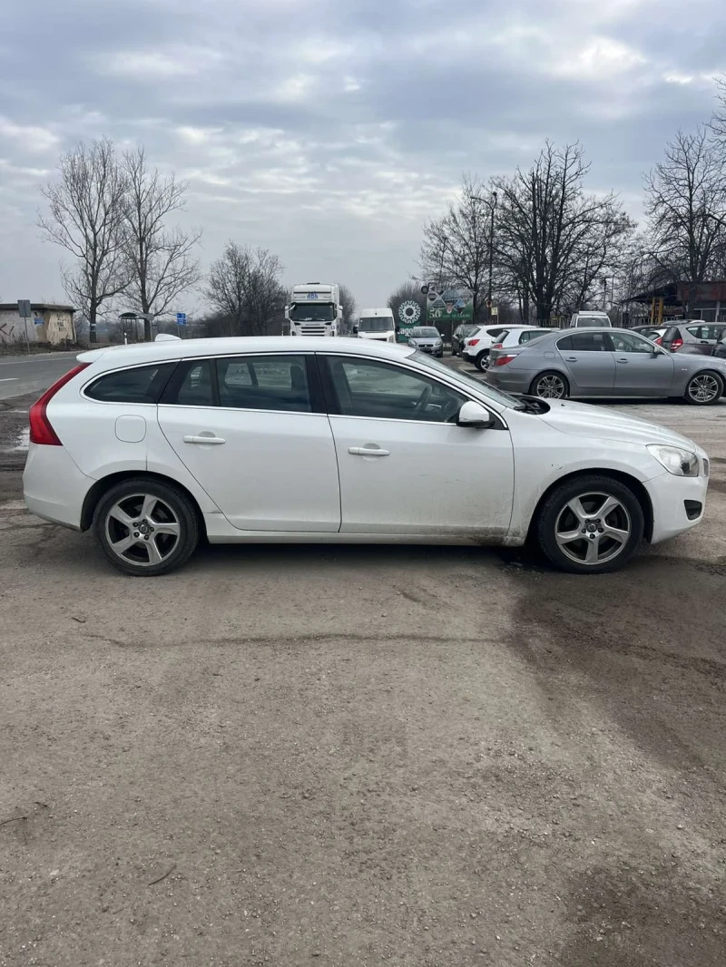 Volvo V60 2.0D, 163 k.c, снимка 4 - Автомобили и джипове - 48784350