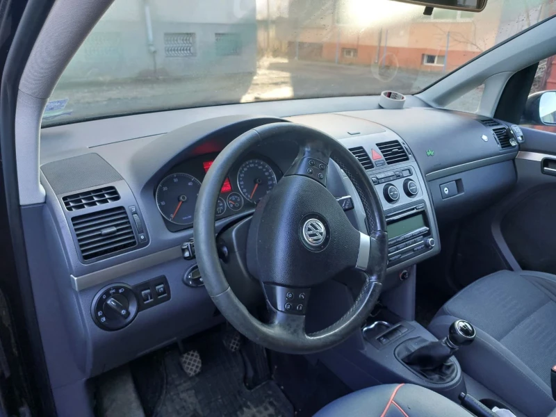 VW Touran, снимка 4 - Автомобили и джипове - 49213813