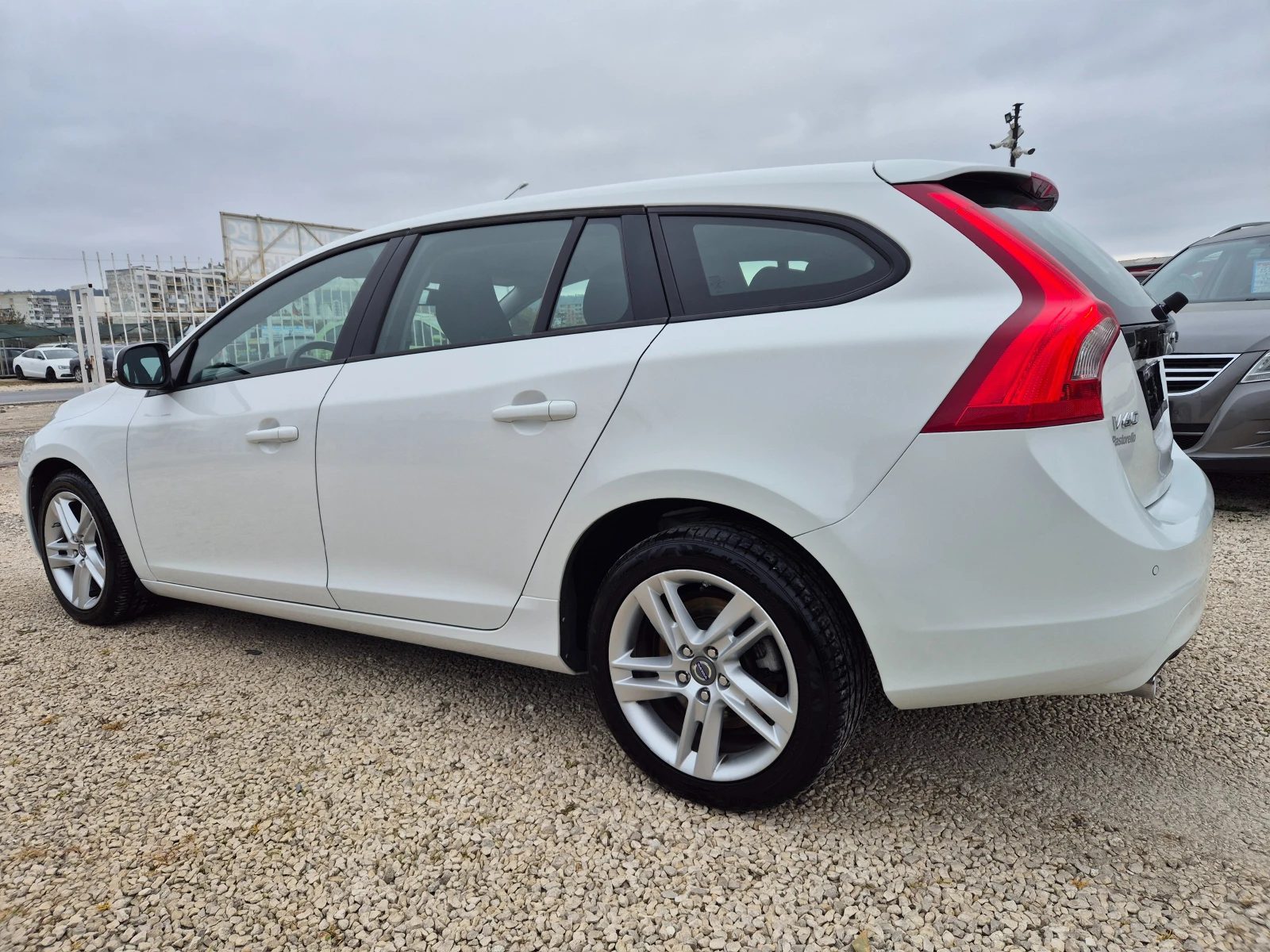 Volvo V60 2.0D D3 - изображение 4