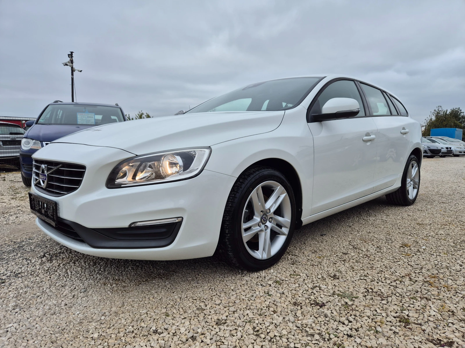 Volvo V60 2.0D D3 - изображение 3