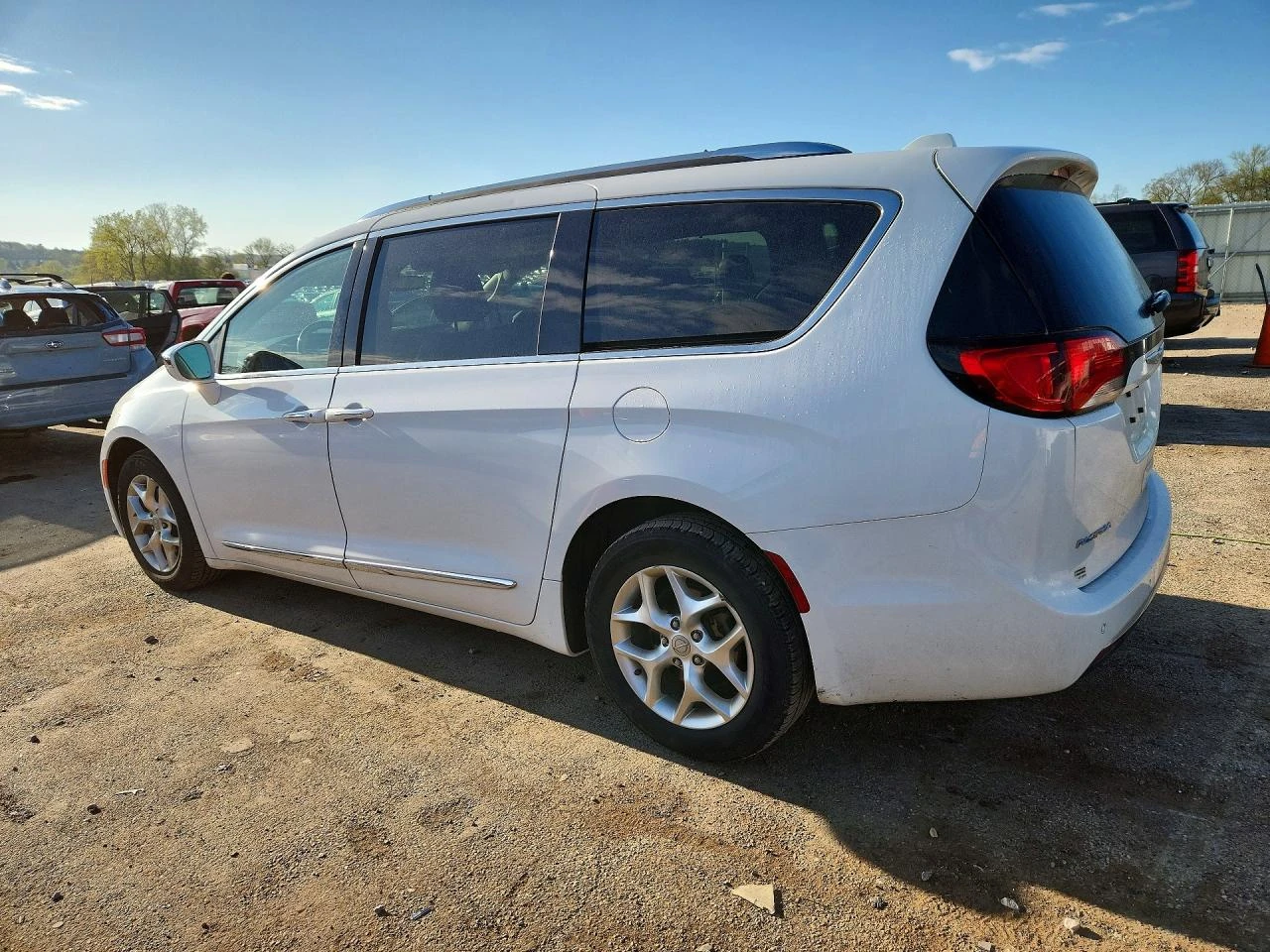 Chrysler Pacifica LIMITED| ОПЦИЯ ЗА ЛИЗИНГ, снимка 2 - Автомобили и джипове - 54519415