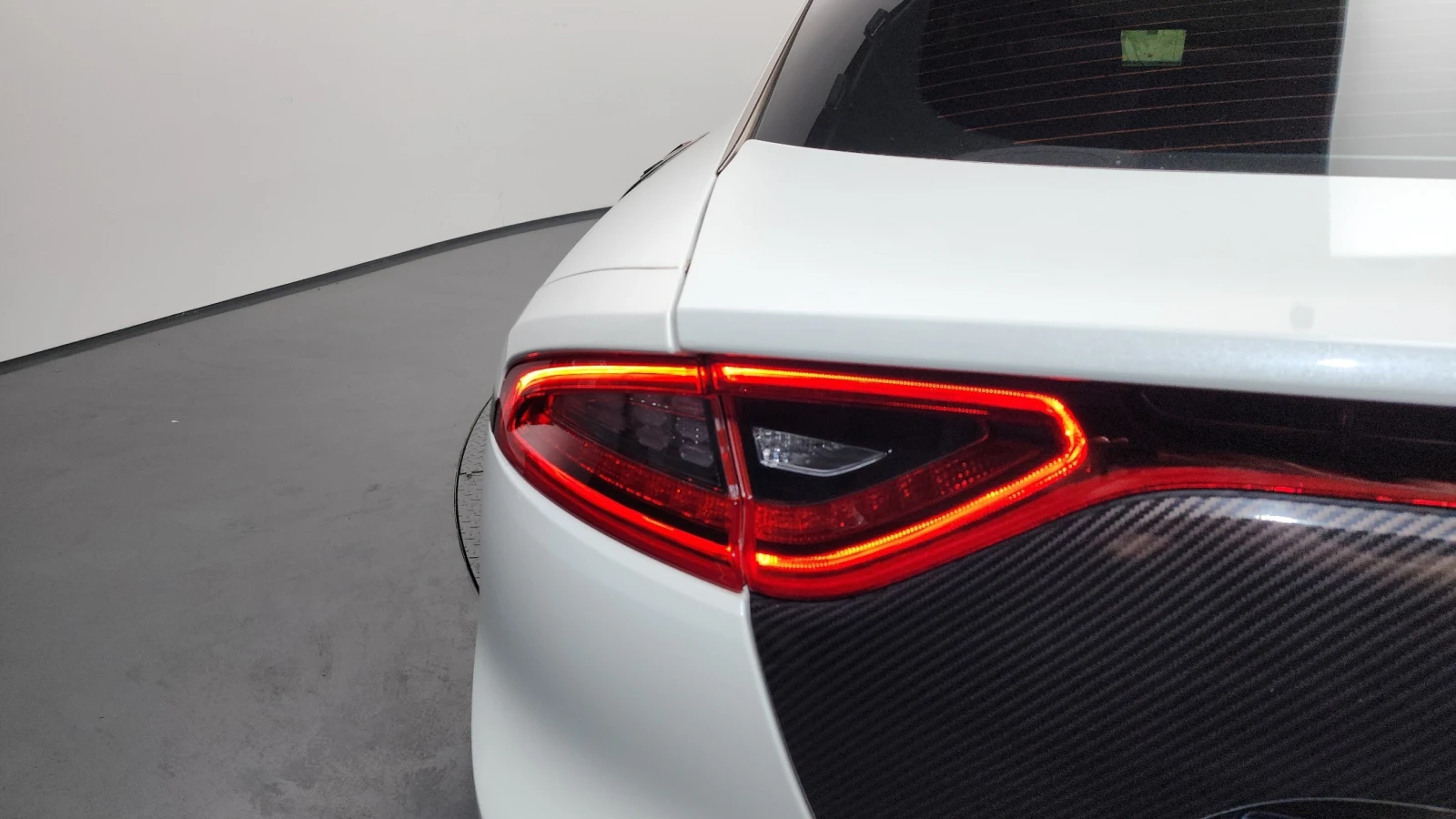 Kia Stinger Dream Edition | HUD | 360 Camera | Lexicon Sound, снимка 6 - Автомобили и джипове - 54885500