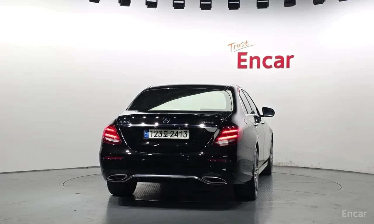 Mercedes-Benz E 300 AMG Line/360/ОБДУХ/ПОДГРЕВ/ПАНО/ФИНАНСИРАНЕ, снимка 4 - Автомобили и джипове - 56165678