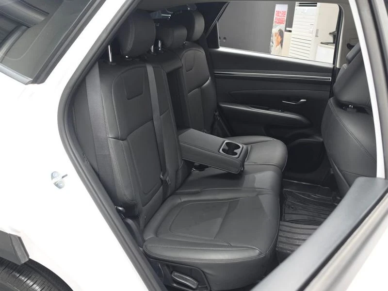 Hyundai Tucson 1.6 Automatic, снимка 11 - Автомобили и джипове - 55843322