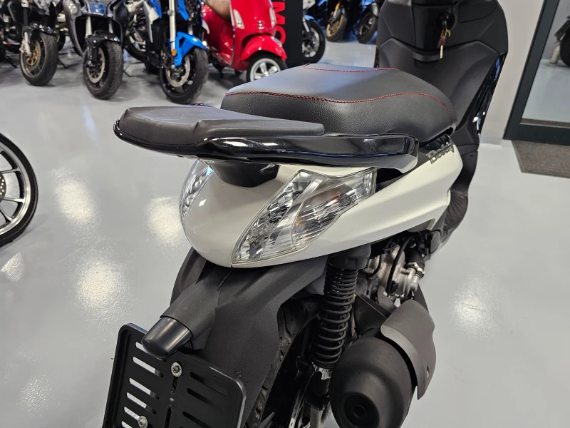 Piaggio Beverly 300ie, 2016г., снимка 11 - Мотоциклети и мототехника - 49634169