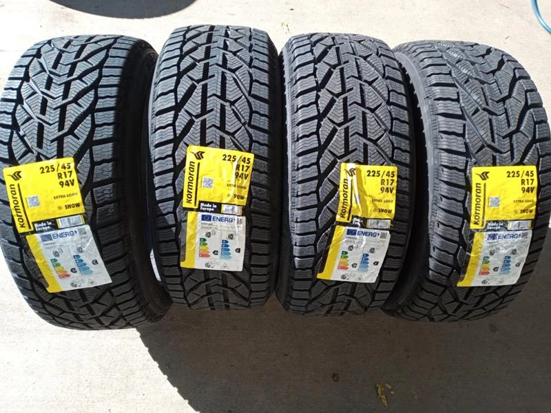 Гуми Зимни 225/45R17, снимка 1 - Гуми и джанти - 45649643