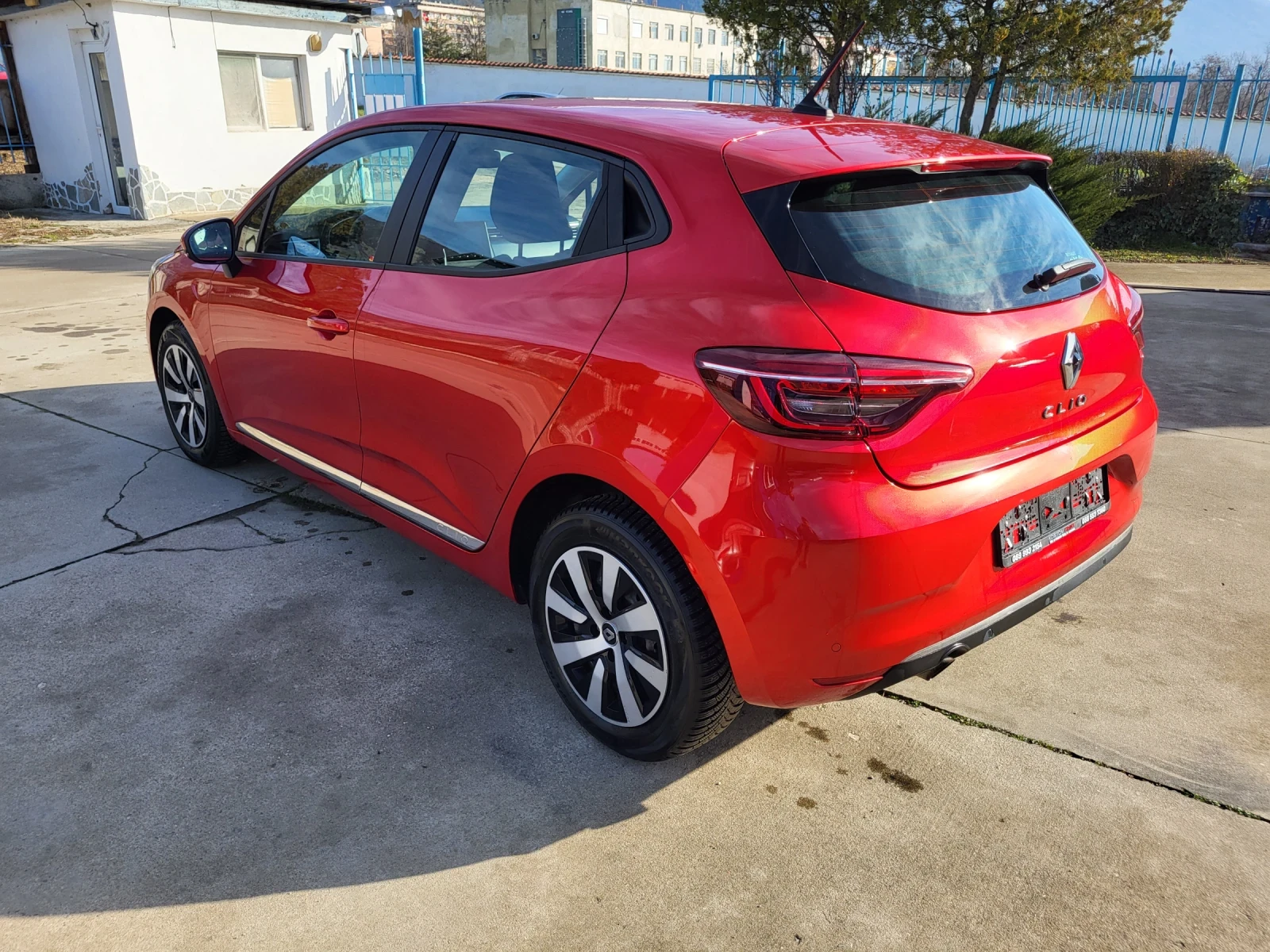 Renault Clio 1.0SCe 75kc. 31 000км. - изображение 5