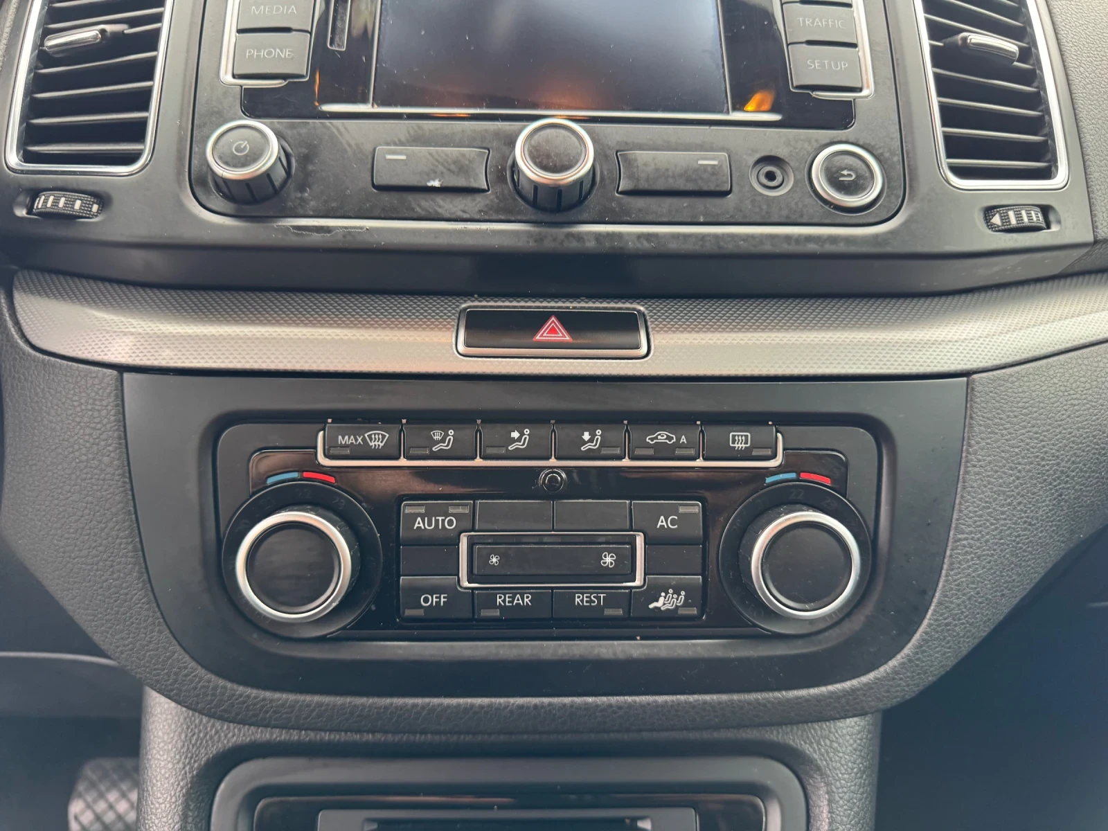 VW Sharan 2.0TDI 140k.c 7места, снимка 9 - Автомобили и джипове - 56182701