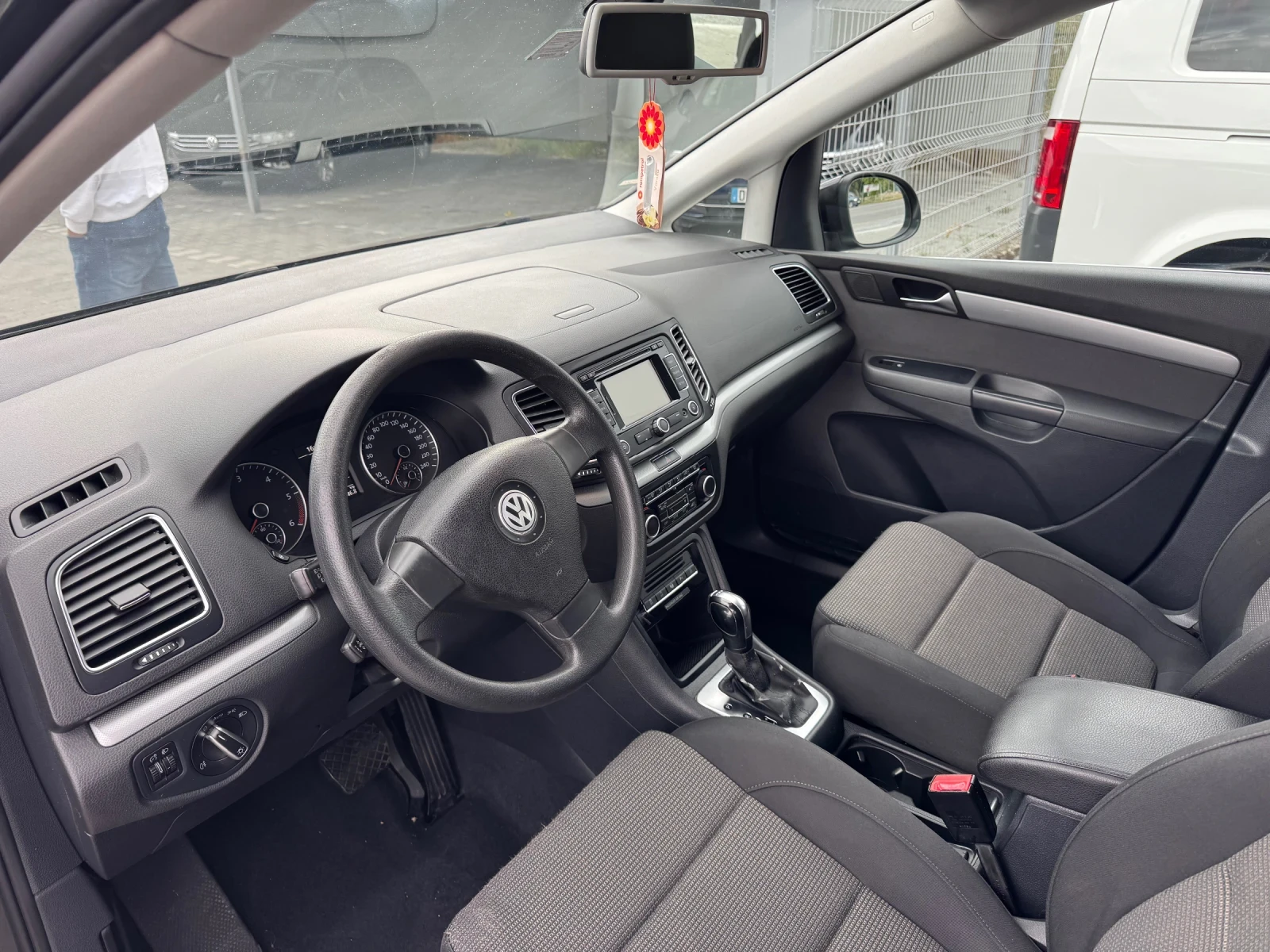 VW Sharan 2.0TDI 140k.c 7места, снимка 8 - Автомобили и джипове - 56182701