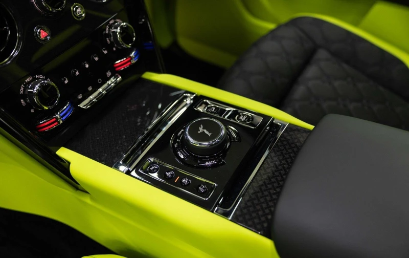 Rolls-Royce Cullinan BLACK BADGE/BESPOKE/SHOOTING STAR/TV/CARBON/, снимка 13 - Автомобили и джипове - 52822246