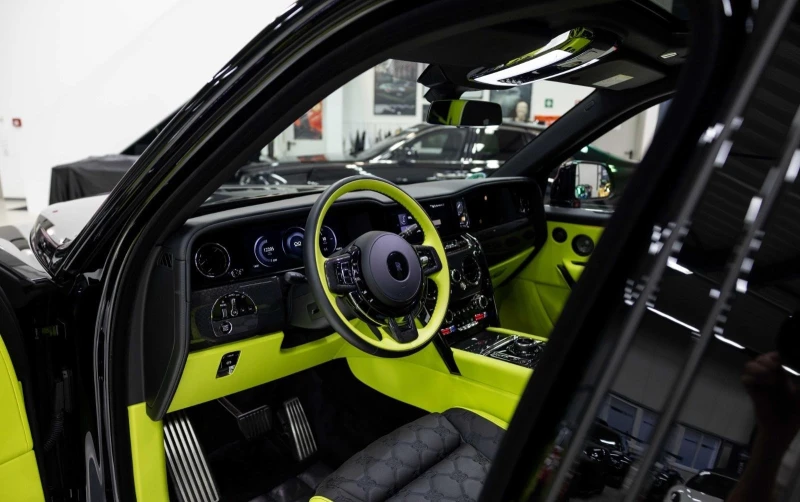 Rolls-Royce Cullinan BLACK BADGE/BESPOKE/SHOOTING STAR/TV/CARBON/, снимка 11 - Автомобили и джипове - 52822246