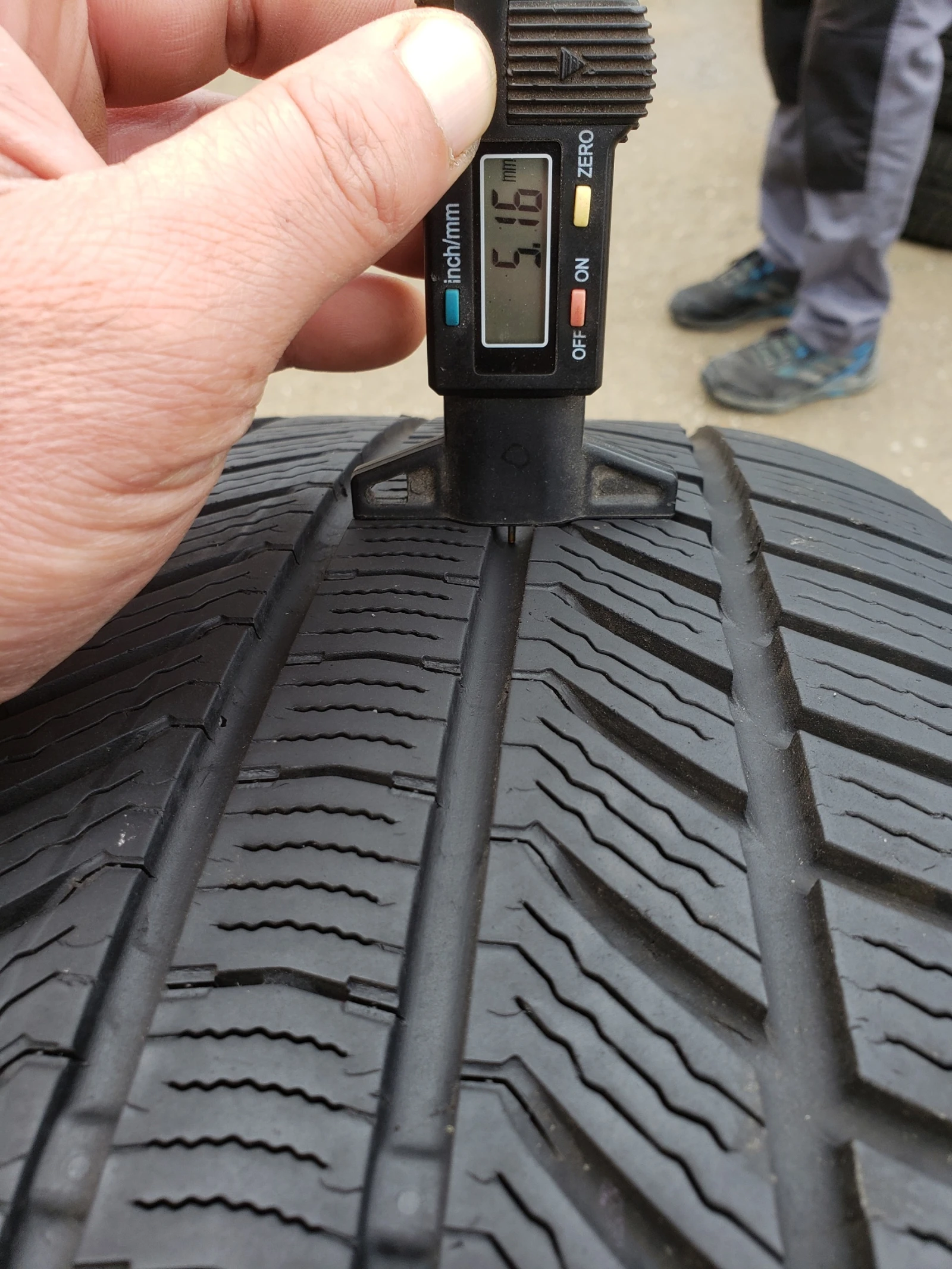 Гуми Зимни 255/40R21, снимка 7 - Гуми и джанти - 56269481